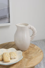 Load image into Gallery viewer, Manon Pitcher