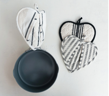 Load image into Gallery viewer, Heart Shaped Pot Holder