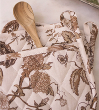 Load image into Gallery viewer, Lily Floral Pot Holder
