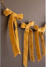 Load image into Gallery viewer, Velvet Bow Garland
