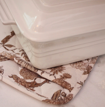 Load image into Gallery viewer, Lily Floral Pot Holder
