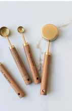 Load image into Gallery viewer, Wood Handle Measuring Spoons Set

